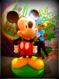 Ga bisa photo sama Mickey yang hidup, patungnya ga apa-apa deh..
